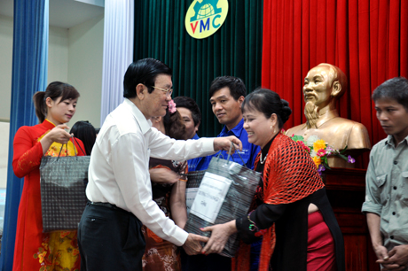 Chủ tịch nước Trương Tấn Sang tặng quà cho những cá nhân điển hình tiến tiến của Công ty CP Chế tạo máy – Vinacomin.