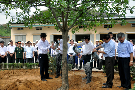 Chủ tịch nước Trương Tấn Sang và đoàn công tác trồng cây lưu niệm tại công trường Công ty TNHH MTV Than Khe Chàm.