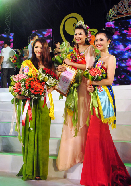 Diễm My, Hương Thảo và Lê Anh trong đêm chung kết Người đẹp Hạ Long 2012.