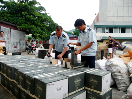 Lực lượng Hải quan Quảng Ninh tăng cường các hoạt động kiểm tra hàng hóa, chống buôn lậu, gian lận thương mại. Ảnh: LÊ HẢI