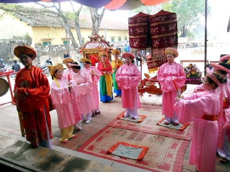 Đoàn nữ quan huyện Vân Đồn hành lễ trong lễ hội  Bạch Đằng.