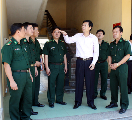 Chủ tịch UBND tỉnh Nguyễn Văn Đọc trao đổi với cán bộ chỉ huy Bộ đội Biên phòng tỉnh.