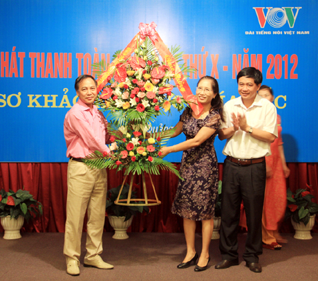 Đồng chí Đặng Huy Hậu, Phó Chủ tịch UBND tỉnh tặng hoa chúc mừng Liên hoan tại lễ khai mạc vòng sơ khảo khu vực phía Bắc tại TP Hạ Long.