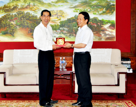Đồng chí Nguyễn Văn Thành, Phó Chủ tịch UBND tỉnh trao quà lưu niệm của tỉnh Quảng Ninh cho ông Lee Johnson