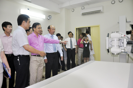Các đại biểu tham quan máy X-quang Vinacomin trao tặng Bệnh viện Việt Nam - Thuỵ Điển Uông Bí.