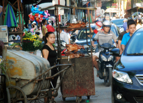 Thực phẩm được chế biến ngay cạnh xe rác. (ảnh chụp tại phố Lê Lai, phường Trần Hưng Đạo, gần chợ Hạ Long 2).