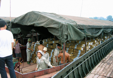 Xuất khẩu cao su biên mậu tại Móng Cái.