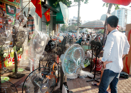 Mặc dầu đã vào những ngày nắng nóng nhưng các cửa hàng bán đồ điện lạnh vẫn rất vắng khách (Ảnh chụp tại một cửa hàng điện lạnh trên đường Trần Hưng Đạo, TP Hạ Long).