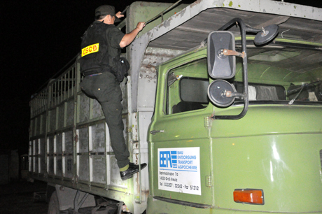 Lực lượng CSCĐ kiểm tra xe ô tô tải.