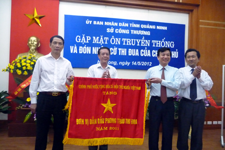 Đồng chí Đỗ Thông, Phó Chủ tịch UBND tỉnh trao cờ thi đua của Chính phủ cho Sở Công thương