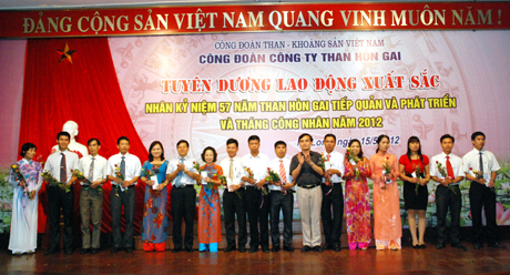 Lãnh đạo Công đoàn Than-Khoáng sản Việt Nam, Công đoàn Công ty Than Hòn Gai tặng hoa tuyên dương các lao động xuất sắc.