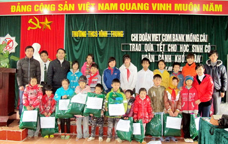 Không chỉ giỏi kinh doanh, Vietcombank Móng Cái còn thường xuyên tổ chức các chương trình tặng quà cho trẻ em có hoàn cảnh khó khăn và người nghèo, các đối tượng chính sách trên địa bàn.