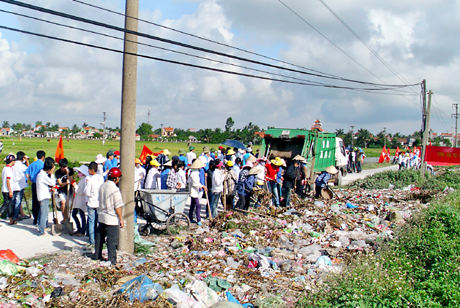 ĐVTN phường Liên Vị (TX Quảng Yên) tham gia dọn vệ sinh môi trường trên địa bàn. Ảnh: Nguyễn Thuý
