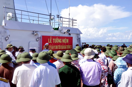 8 giờ 30 phút ngày 7-5-2012, lễ tưởng niệm được bắt đầu trên boong tàu.