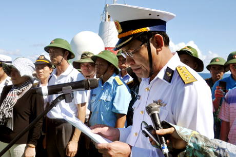 Đại tá Nguyễn Đức Nho, Phó TMT Quân chủng Hải quân nghẹn ngào đọc điếu văn tưởng nhớ các anh hùng liệt sĩ.