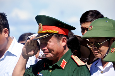 Thiếu tướng Trần Quang Tiến, Chỉ huy trưởng Bộ CHQS tỉnh Nam Định đã không cầm được nước mắt.