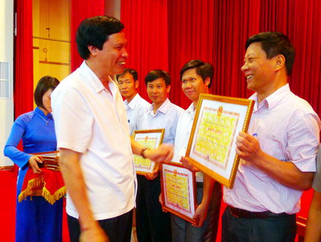 Đồng chí Nguyễn Đức Long, Phó Bí thư Tỉnh ủy, Chủ tịch HĐND tỉnh, Phó trưởng Ban chỉ đạo đền bù, GPMB tỉnh trao bằng khen