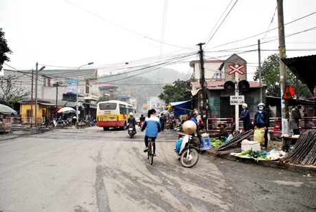 Hành lang ATGT tuyến đường sắt đi qua khu vực phường Cửa Ông (TP Cẩm Phả) trên đường rẽ vào Vân Đồn đã bị chiếm dụng để họp chợ.