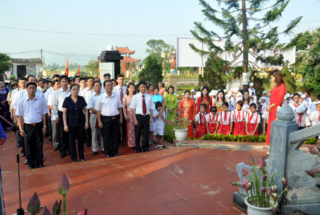Các đồng chí lãnh đạo huyện và cán bộ giáo viên, học sinh ngành GD-ĐT huyện Đông Triều dâng hương tại khu lưu niệm Bác Hồ.