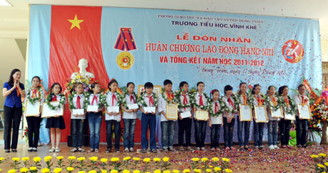 Đồng chí Nguyễn Thị Phượng, Phó Giám đốc Sở GD-ĐT trao thưởng cho học sinh giỏi của Trường Tiểu học Vĩnh Khê.