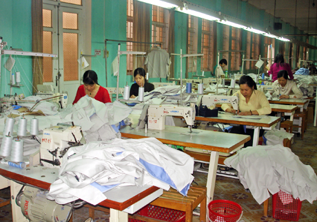 May mặc, vật liệu xây dựng là một trong những ngành sản xuất sẽ được tập trung tháo gỡ khó khăn trong thời gian tới. (Trong ảnh: May sản phẩm tại Công ty CP May Quảng Ninh).
