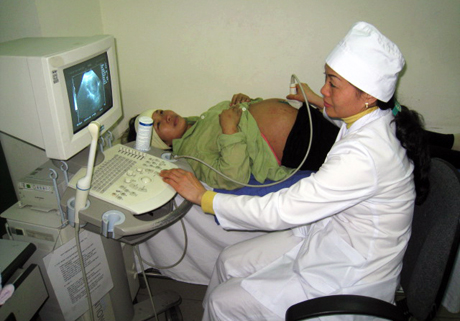 Phụ nữ mang thai siêu âm tại Bệnh viện Đa khoa tỉnh để tầm soát các dị dạng, bệnh tật bẩm sinh.