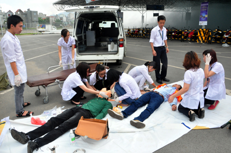 Lực lượng y tế sơ cứu cho các nạn nhân.