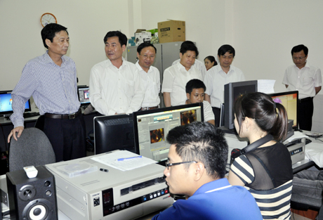 Đồng chí Nguyễn Văn Đọc, Chủ tịch UBND tỉnh đi tham quan thực tế điều kiện làm việc của cán bộ, phóng viên, nhân viên Đài PTTH tỉnh.