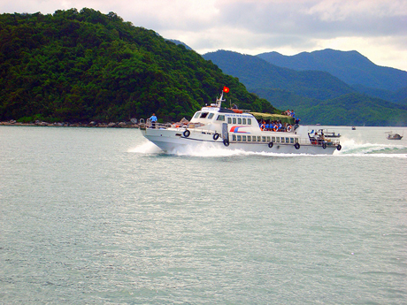 Tàu Mạnh Quang 10 vận chuyển khách ra đảo Cô Tô.