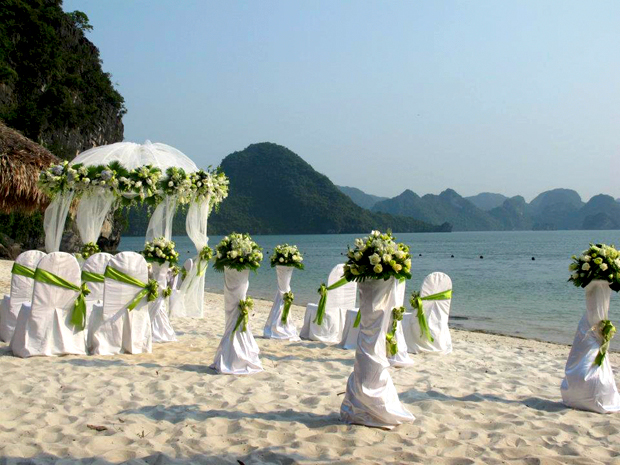 Đám cưới được tổ chức với quy mô nhỏ gọn trên một hòn đảo nhỏ tại Hạ Long.