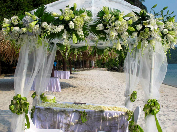 Toàn bộ trang trí trong đám cưới đều mang màu xanh và trắng, do đó nhà tổ chức sự kiện sử dụng ruy băng và hoa để làm nổi bật hai tông màu này.