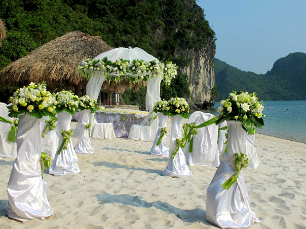 Chiếc cổng vòm với hoa và lụa sẽ là nơi diễn ra nghi lễ đám cưới.