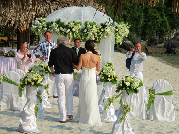 Đám cưới diễn ra với sự chứng kiến của một số bạn bè và người thân của đôi uyên ương.