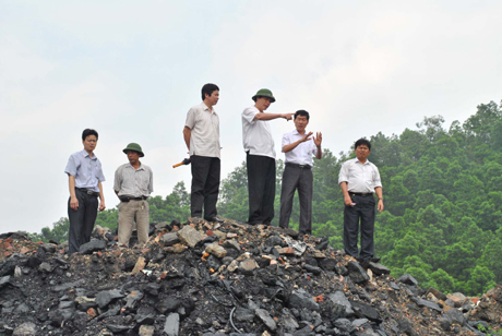 Đồng chí Nguyễn Đức Long, Phó Bí thư Tỉnh uỷ, Chủ tịch HĐND tỉnh kiểm tra bãi xử lý rác thải tạm thời tại bãi thải Than Thùng thuộc Công ty TNHH MTV than Nam Mẫu.