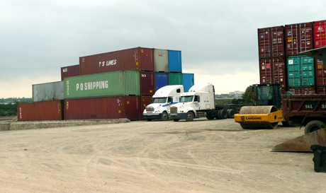 Hàng hoá chờ xuất khẩu tại Khu kinh tế cửa khẩu Móng Cái.