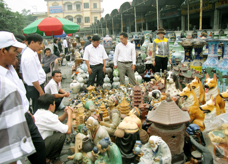 Khách du lịch dừng chân và mua hàng gốm sứ thủ công mỹ nghệ Vĩnh  Hồng, thị trấn Mạo Khê, Đông Triều.