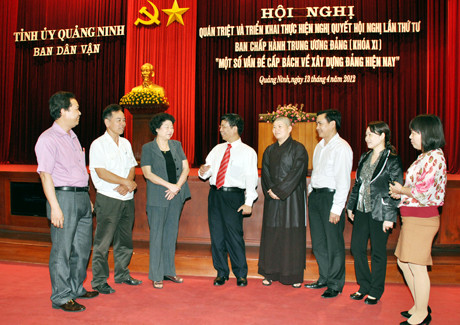 Các cán bộ làm công tác dân vận của tỉnh thảo luận việc triển khai góp ý xây dựng tổ chức Đảng theo tinh thần Nghị quyết T.Ư 4 (khoá XI).