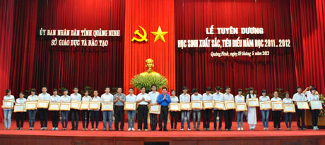 Các đồng chí lãnh đạo Sở GD&ĐT, Hội Khuyến học tỉnh và Tỉnh đoàn Quảng Ninh trao thưởng cho 26 học sinh đoạt giải tại kỳ thi học sinh giỏi quốc gia năm học 2011- 2012