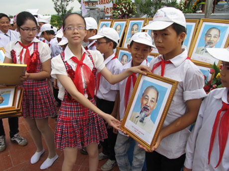 Trao tặng  600 ảnh Bác Hồ cho học sinh các trường khó khăn.