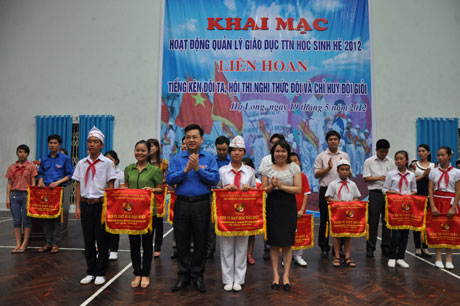 Đồng chí Hoàng Bá Nam, Bí thư Tỉnh đoàn trao giải đặc biệt cho đội huyện Ba Chẽ và TP Hạ Long trong Hội thi Nghi thức đội.