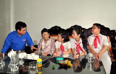 Đồng chí Hoàng Bá Nam, Bí thư Tỉnh Đoàn cùng với đại biểu cháu ngoan Bác Hồ đã đến thăm và tặng quà Mẹ Việt Nam anh hùng Trần Thị Tẻo, 99 tuổi, tại tổ 19 khu 5 phường Hồng Hà, TP Hạ Long.