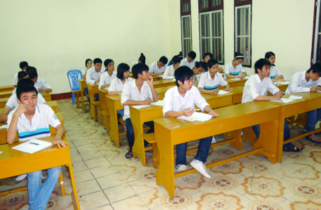 Thí sinh hội đồng thi Trường THPT Hòn Gai làm bài thi tại kỳ thi tốt nghiệp THPT năm học 2010-2011.