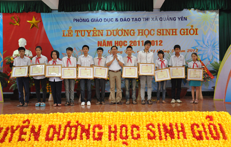 Đại diện lãnh đạo thị xã trao thưởng cho 11 em đạt học sinh giỏi cấp quốc gia.