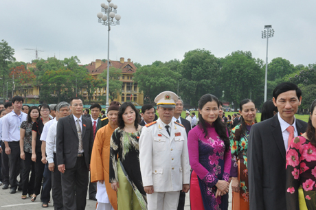 Đoàn đại biểu Quốc hội tỉnh Quảng Ninh vào lăng viếng Chủ tịch Hồ Chí Minh trước khi khai mạc Kỳ họp thứ 3, Quốc hội Khóa XIII.