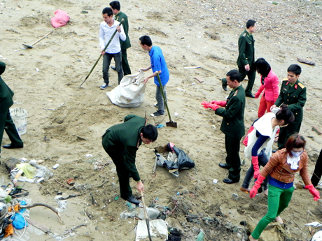 Tuổi trẻ Đồn BP cửa khẩu cảng Vạn Gia phối hợp với nhân dân xã Vĩnh Thực (TP Móng Cái) dọn vệ sinh bãi biển trên địa bàn.
