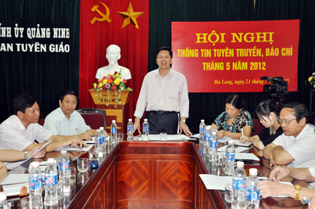 Đồng chí Phạm Hồng Cẩm, Phó Trưởng Ban Tuyên giáo Tỉnh ủy phát biểu tại hội nghị.