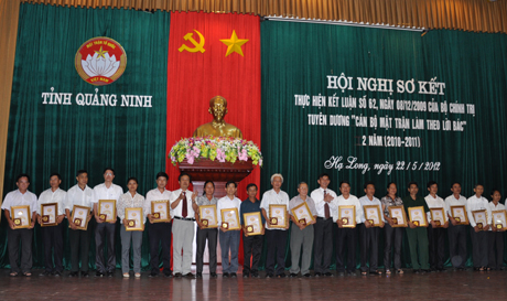 Các cán bộ xuất sắc trong phong trào “Cán bộ Mặt trận làm theo lời Bác” được nhận bằng ghi nhận của Uỷ ban MTTQ tỉnh Quảng Ninh.