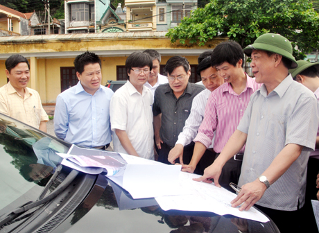Đồng chí Đỗ Thông, Phó Chủ tịch UBND tỉnh kiểm tra thực địa tại Cảng Cửa Ông.
