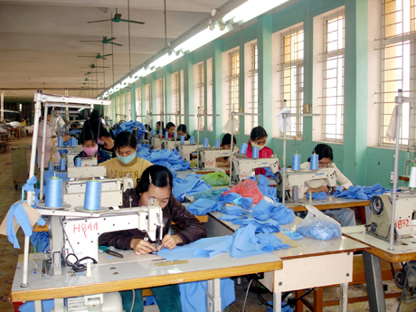 Dây chuyền may áo sơ mi xuất khẩu của Công ty CP May Quảng Ninh.