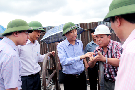 Đồng chí Nguyễn Văn Đọc, Chủ tịch UBND tỉnh kiểm tra tiến độ thi công dự án khai thác hầm lò và mặt bằng hệ thống mương thoát nước thải khai trường khai thác than của Công ty Cổ phần Than Núi Béo.